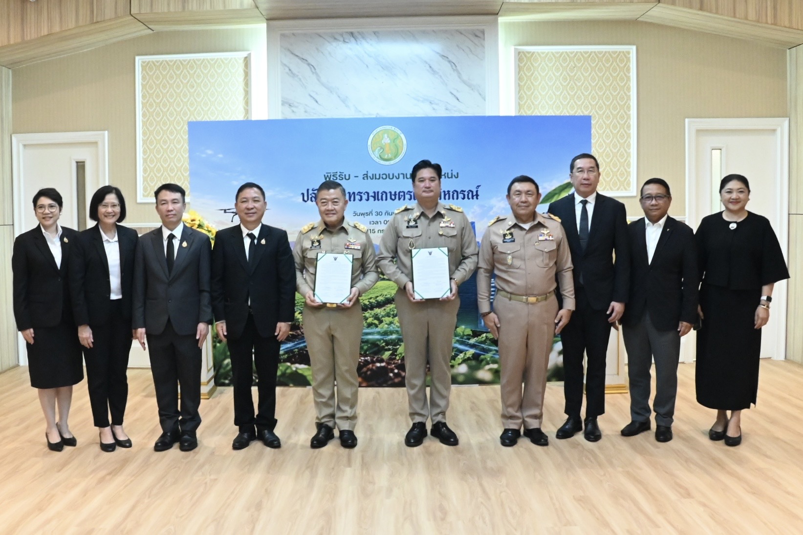 title - ผู้บริหาร ส.ป.ก.ร่วมเป็นสักขีพยานในพิธีรับ - ส่งมอบงานในตำแหน่งปลัดกระทรวงเกษตรและสหกรณ์อย่างเป็นทางการ